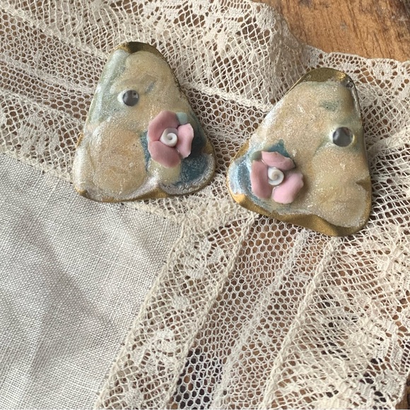 Vintage Triangle Metal Enamel & Pink Rose Pierced Earrings Women’s Jewelry - Picture 3 of 7